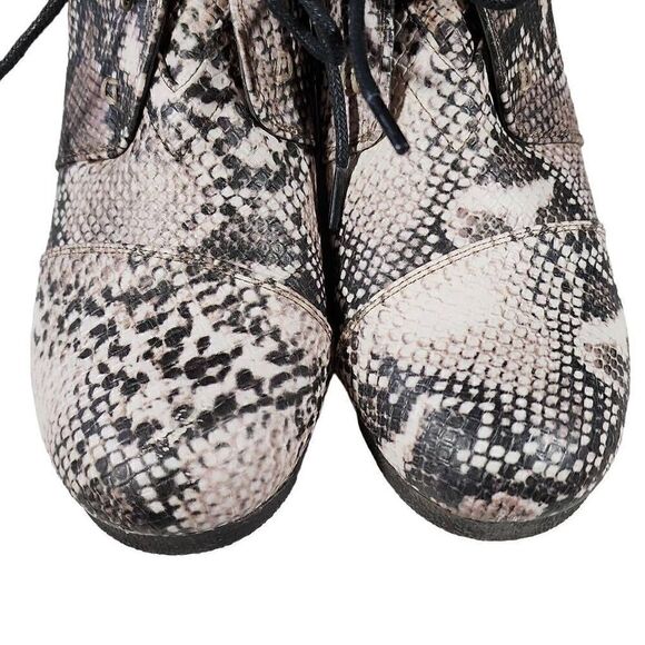 Pierre Dumas Women's Taupe Snakeskin Lace-up Two-eye Wedge Ankle Boots Size 7 - Picture 3 of 12